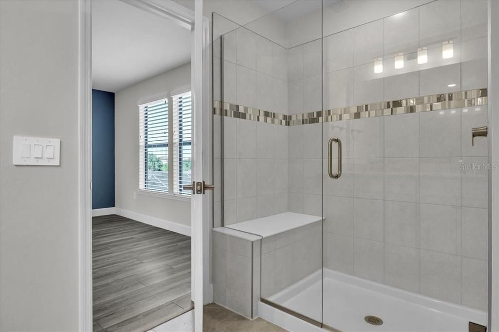 En Venta: $549,900 (4 camas, 3 baños, 2208 Pies cuadrados)