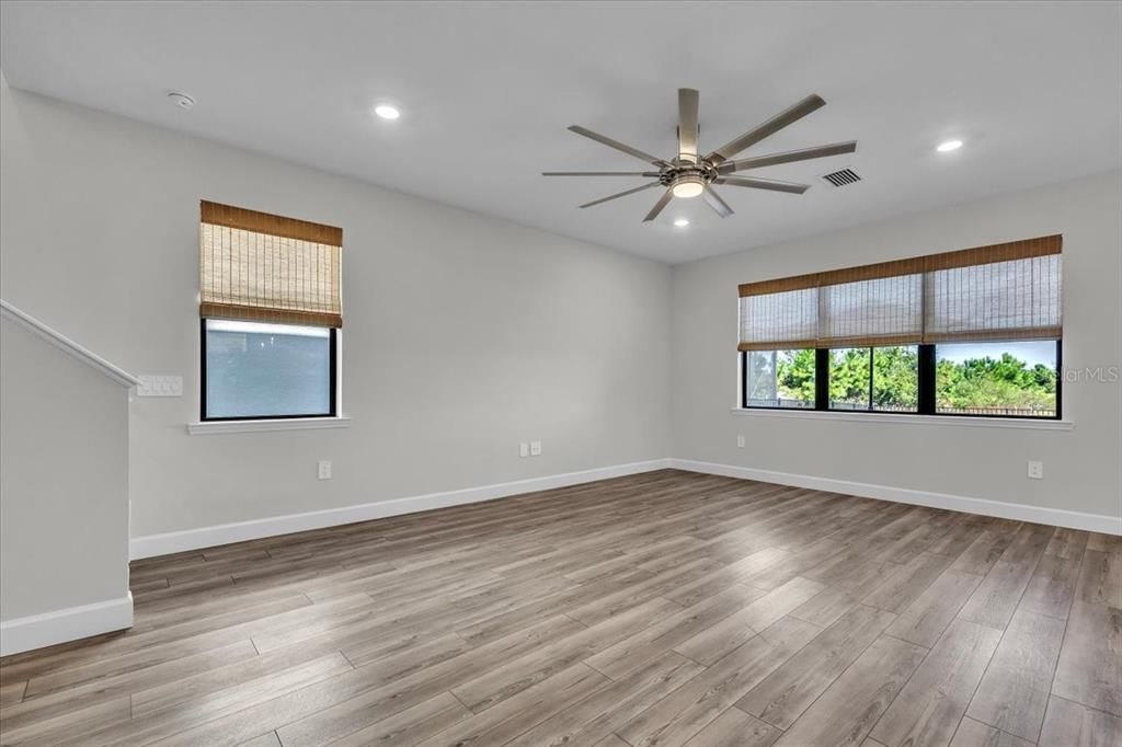 En Venta: $549,900 (4 camas, 3 baños, 2208 Pies cuadrados)