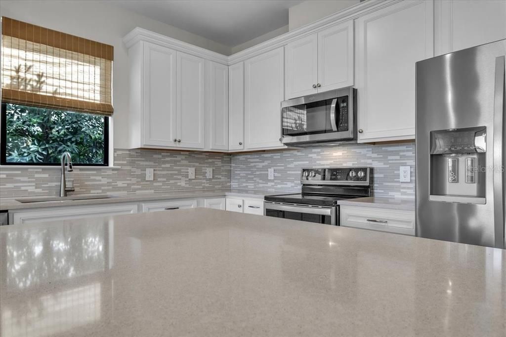 En Venta: $549,900 (4 camas, 3 baños, 2208 Pies cuadrados)