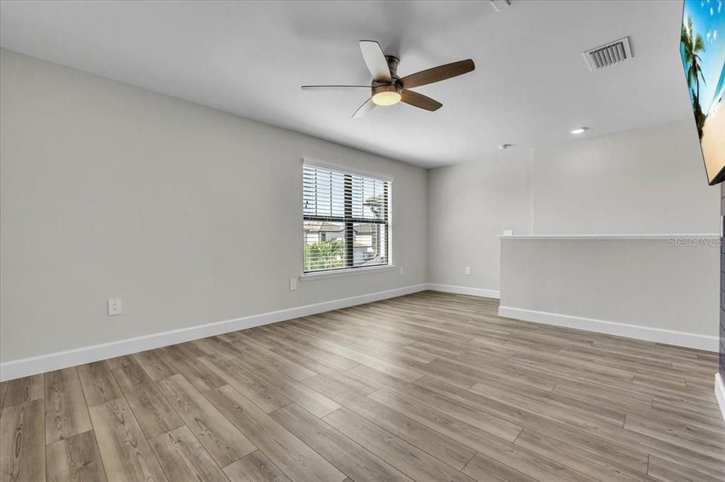 En Venta: $549,900 (4 camas, 3 baños, 2208 Pies cuadrados)