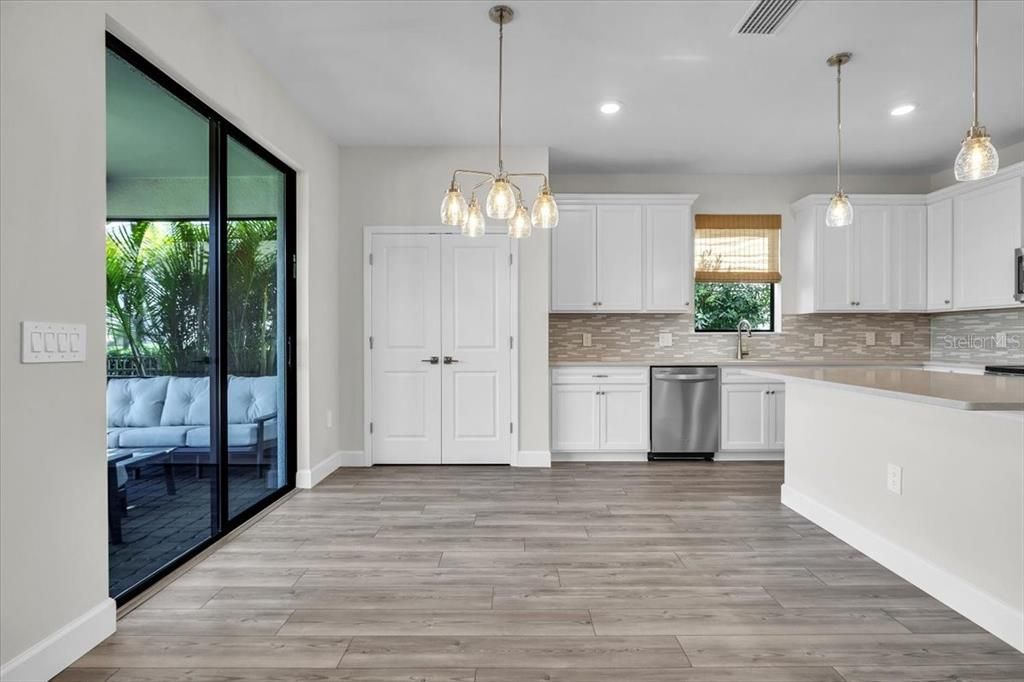 En Venta: $549,900 (4 camas, 3 baños, 2208 Pies cuadrados)