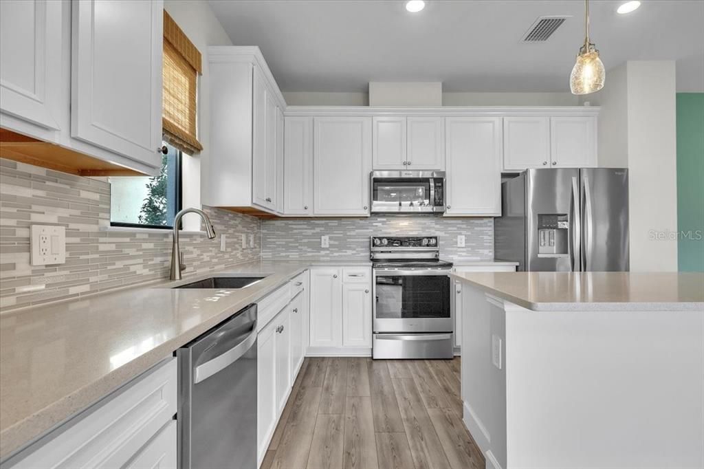 En Venta: $549,900 (4 camas, 3 baños, 2208 Pies cuadrados)