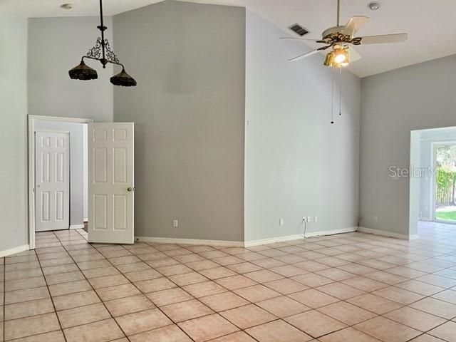 For Rent: $3,150 (4 beds, 2 baths, 1911 Square Feet)