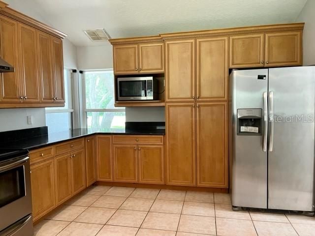 For Rent: $3,150 (4 beds, 2 baths, 1911 Square Feet)