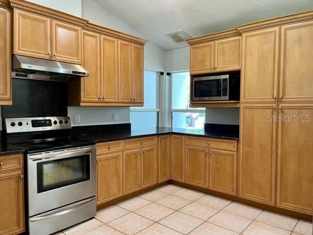 For Rent: $3,150 (4 beds, 2 baths, 1911 Square Feet)