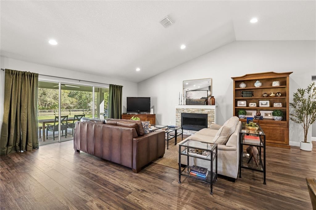 На продажу: $775,000 (3 спален, 2 ванн, 2455 Квадратных фут)