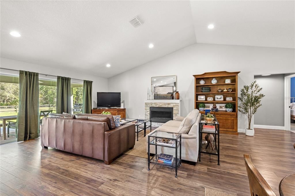 На продажу: $775,000 (3 спален, 2 ванн, 2455 Квадратных фут)