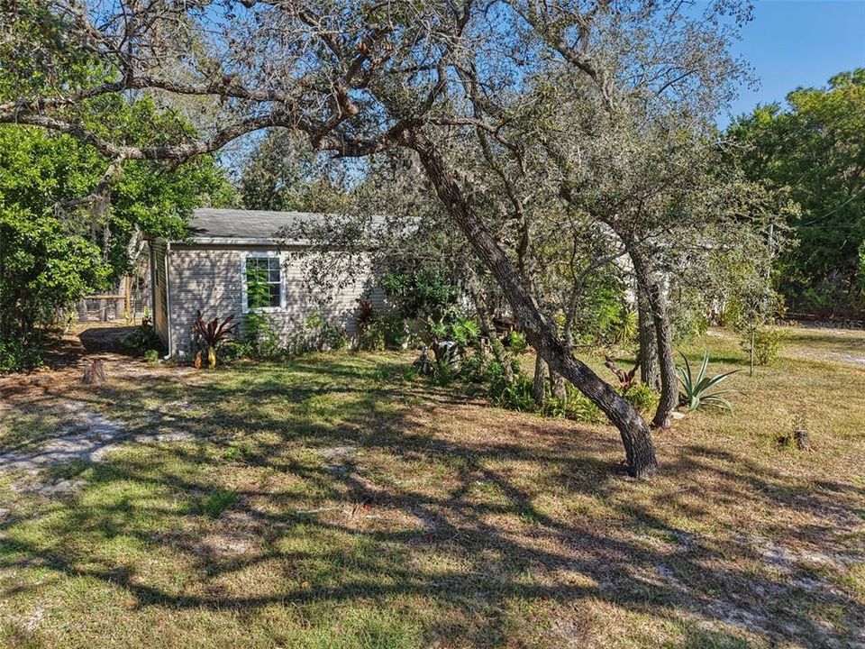 合同活跃: $299,000 (4 贝兹, 3 浴室, 2052 平方英尺)