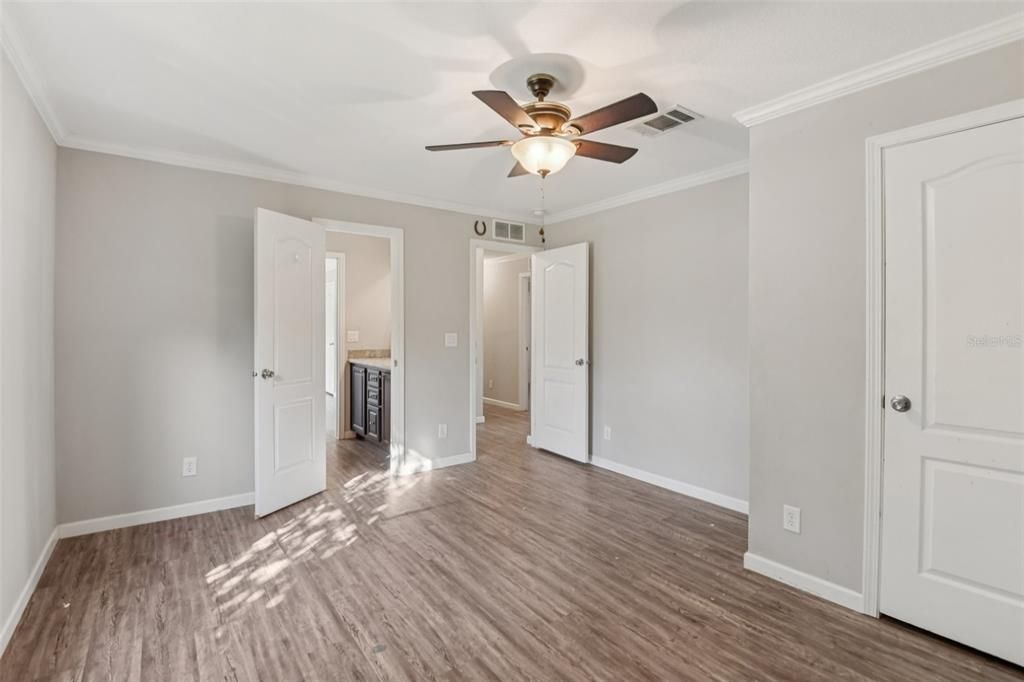 合同活跃: $299,000 (4 贝兹, 3 浴室, 2052 平方英尺)