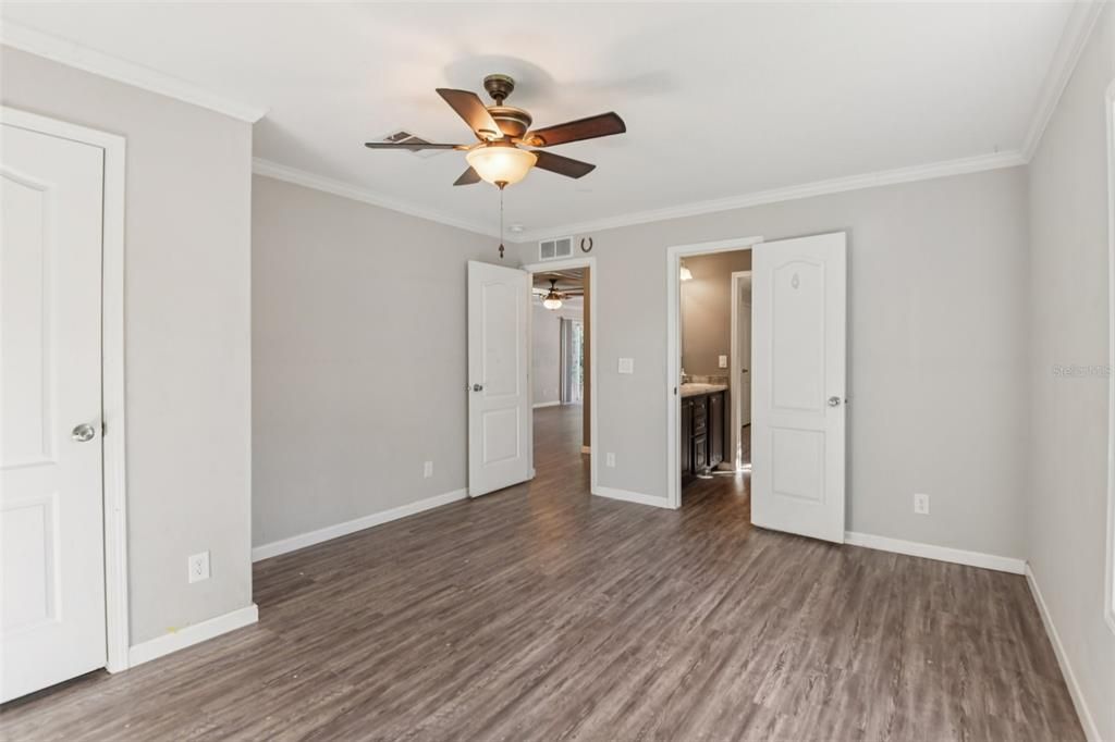 合同活跃: $299,000 (4 贝兹, 3 浴室, 2052 平方英尺)