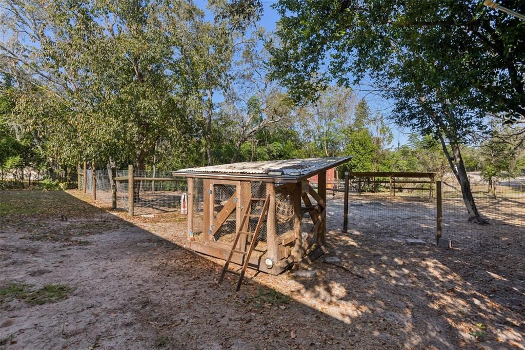 合同活跃: $299,000 (4 贝兹, 3 浴室, 2052 平方英尺)