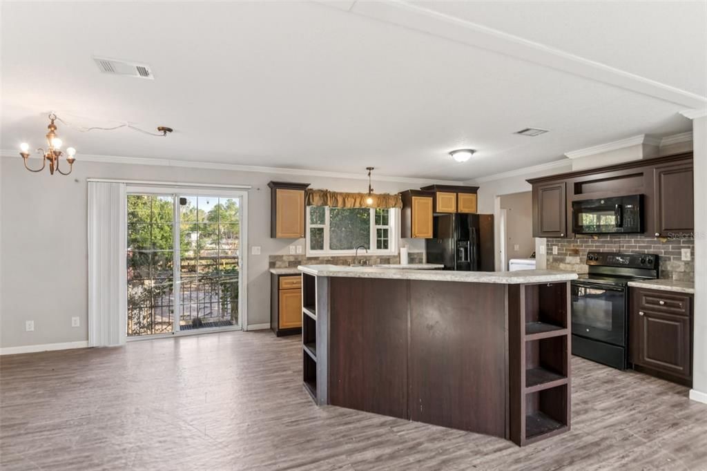 合同活跃: $299,000 (4 贝兹, 3 浴室, 2052 平方英尺)