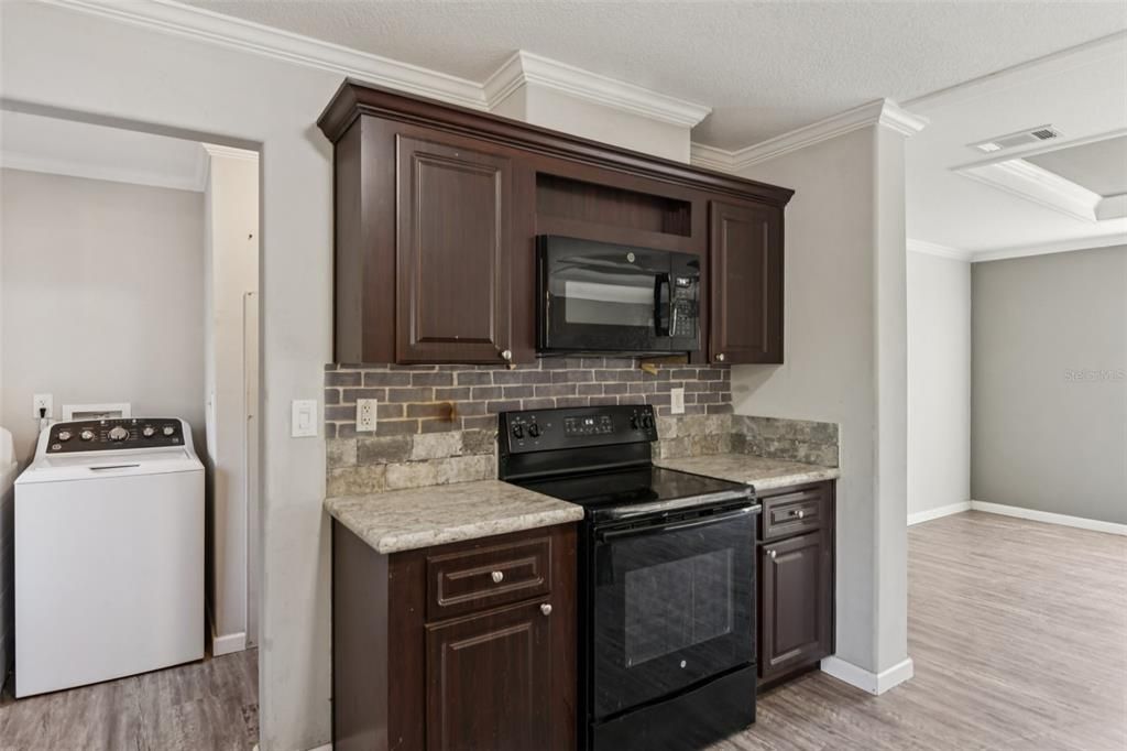 合同活跃: $299,000 (4 贝兹, 3 浴室, 2052 平方英尺)