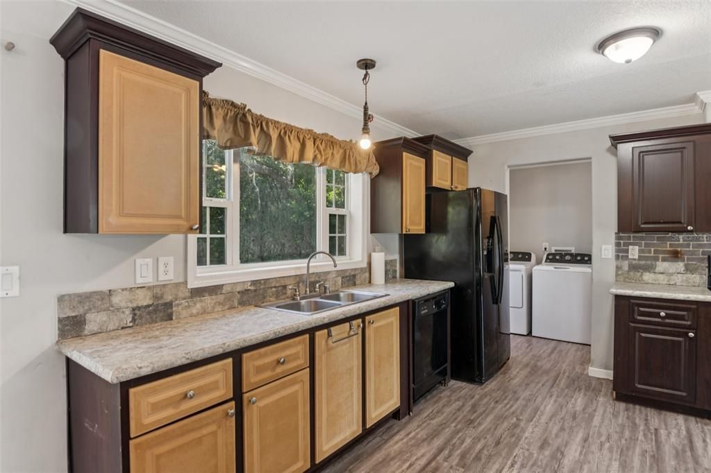 合同活跃: $299,000 (4 贝兹, 3 浴室, 2052 平方英尺)