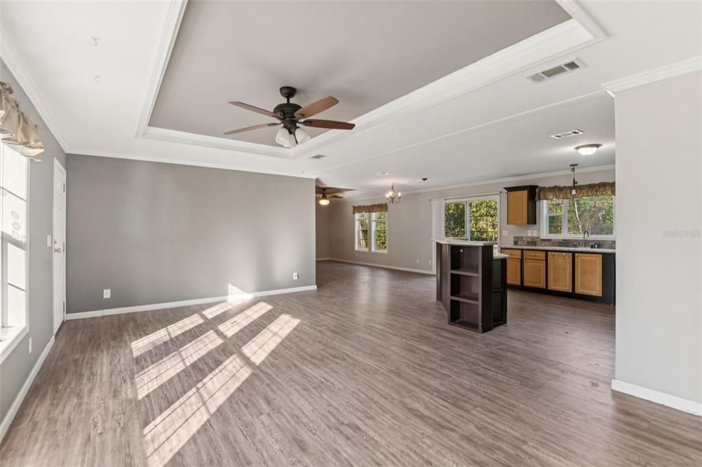 合同活跃: $299,000 (4 贝兹, 3 浴室, 2052 平方英尺)