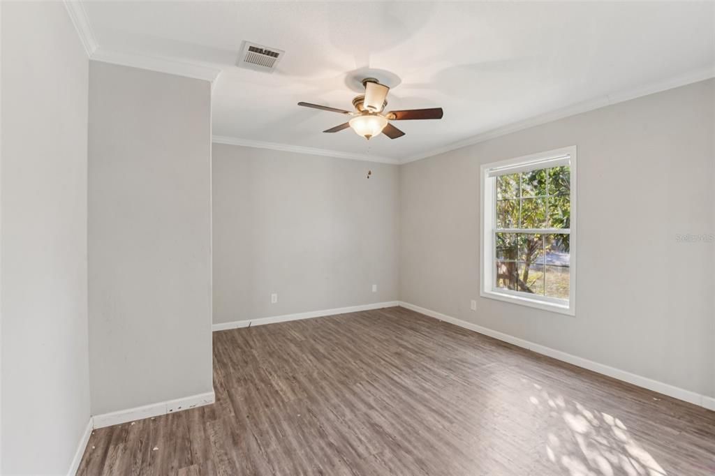 合同活跃: $299,000 (4 贝兹, 3 浴室, 2052 平方英尺)