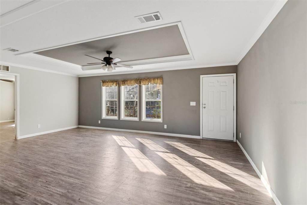 合同活跃: $299,000 (4 贝兹, 3 浴室, 2052 平方英尺)