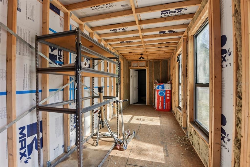 合同活跃: $299,000 (4 贝兹, 3 浴室, 2052 平方英尺)