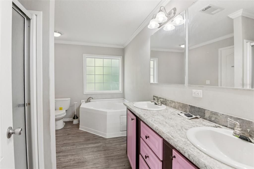 合同活跃: $299,000 (4 贝兹, 3 浴室, 2052 平方英尺)