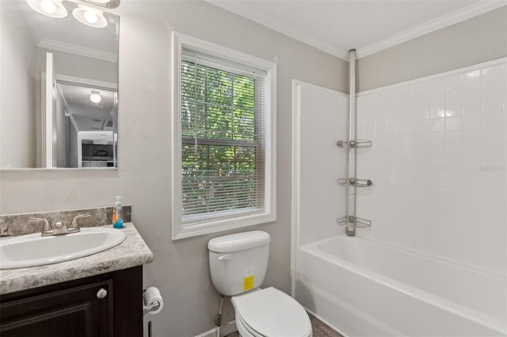 合同活跃: $299,000 (4 贝兹, 3 浴室, 2052 平方英尺)