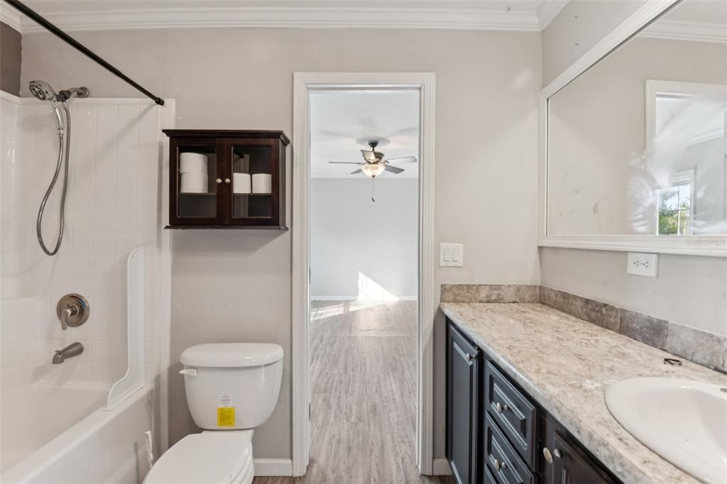 合同活跃: $299,000 (4 贝兹, 3 浴室, 2052 平方英尺)