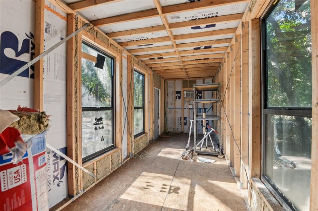 合同活跃: $299,000 (4 贝兹, 3 浴室, 2052 平方英尺)