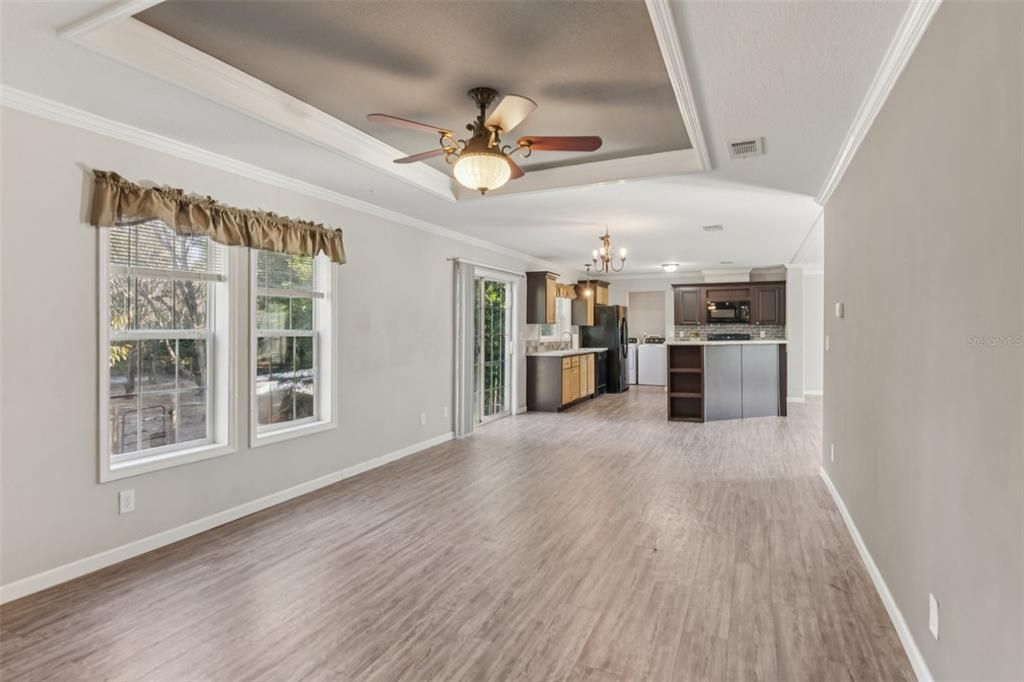 合同活跃: $299,000 (4 贝兹, 3 浴室, 2052 平方英尺)