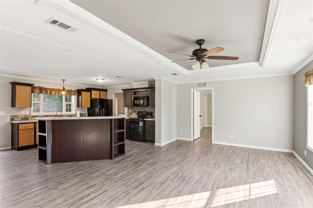 合同活跃: $299,000 (4 贝兹, 3 浴室, 2052 平方英尺)