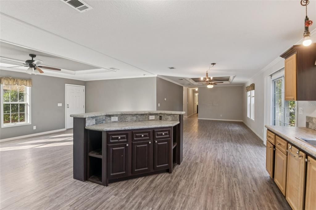 合同活跃: $299,000 (4 贝兹, 3 浴室, 2052 平方英尺)