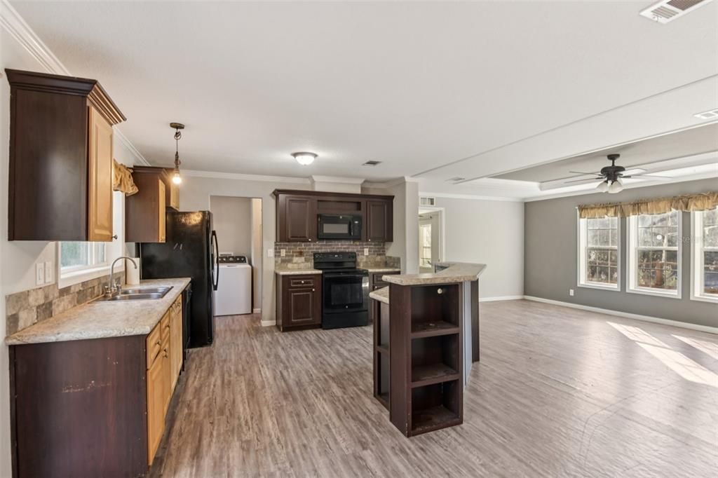 合同活跃: $299,000 (4 贝兹, 3 浴室, 2052 平方英尺)