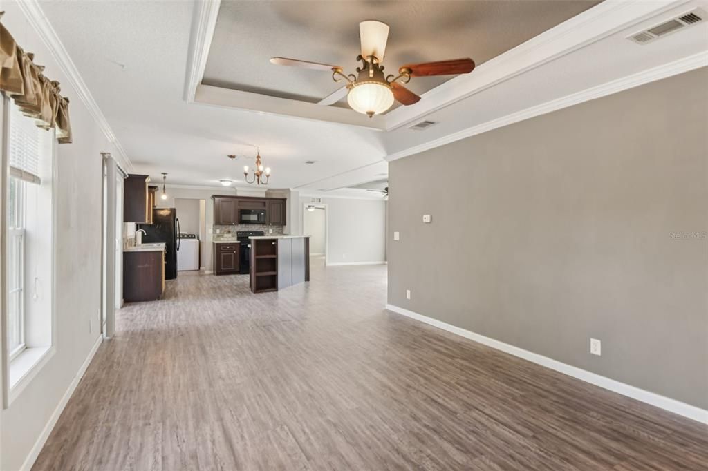 合同活跃: $299,000 (4 贝兹, 3 浴室, 2052 平方英尺)