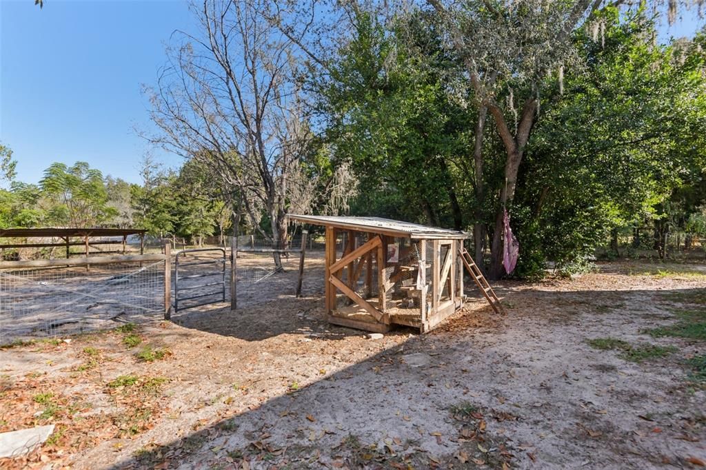 合同活跃: $299,000 (4 贝兹, 3 浴室, 2052 平方英尺)