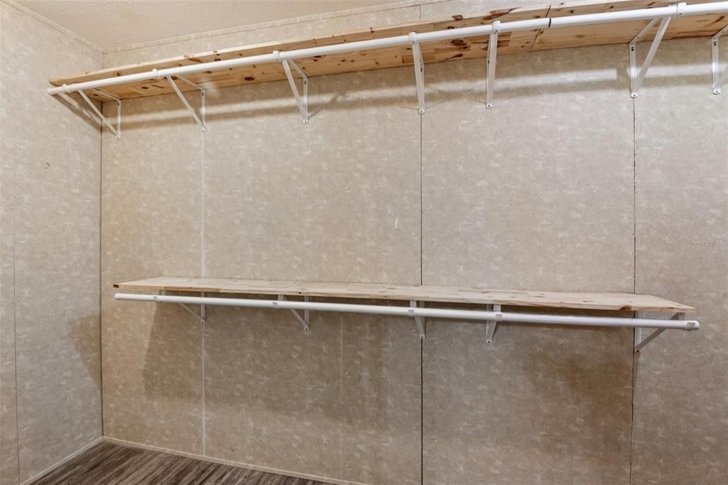 合同活跃: $299,000 (4 贝兹, 3 浴室, 2052 平方英尺)