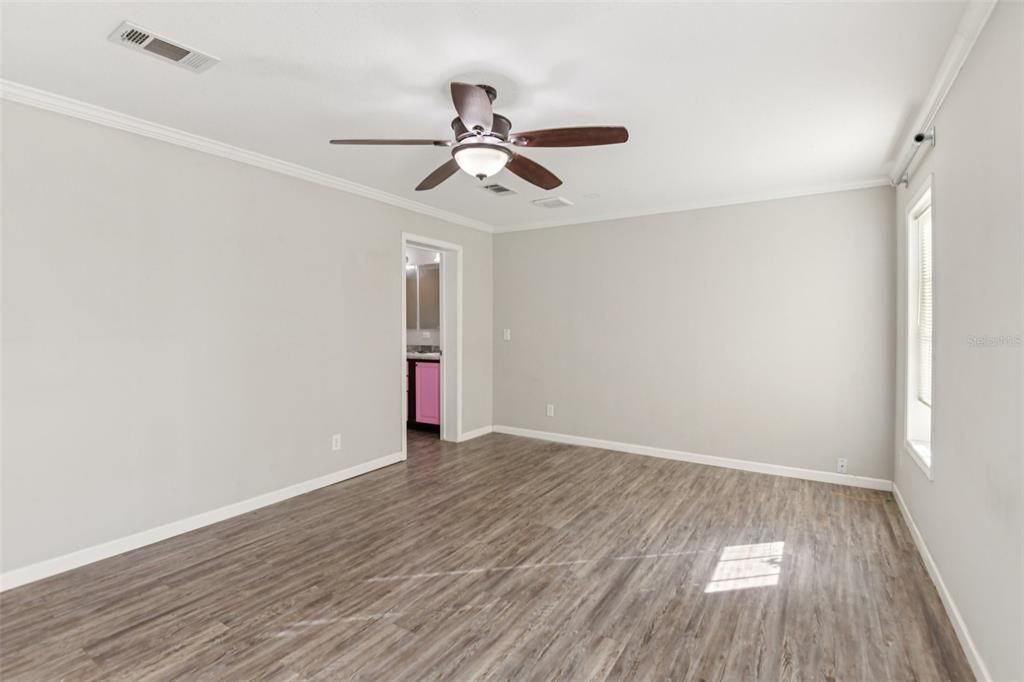 合同活跃: $299,000 (4 贝兹, 3 浴室, 2052 平方英尺)