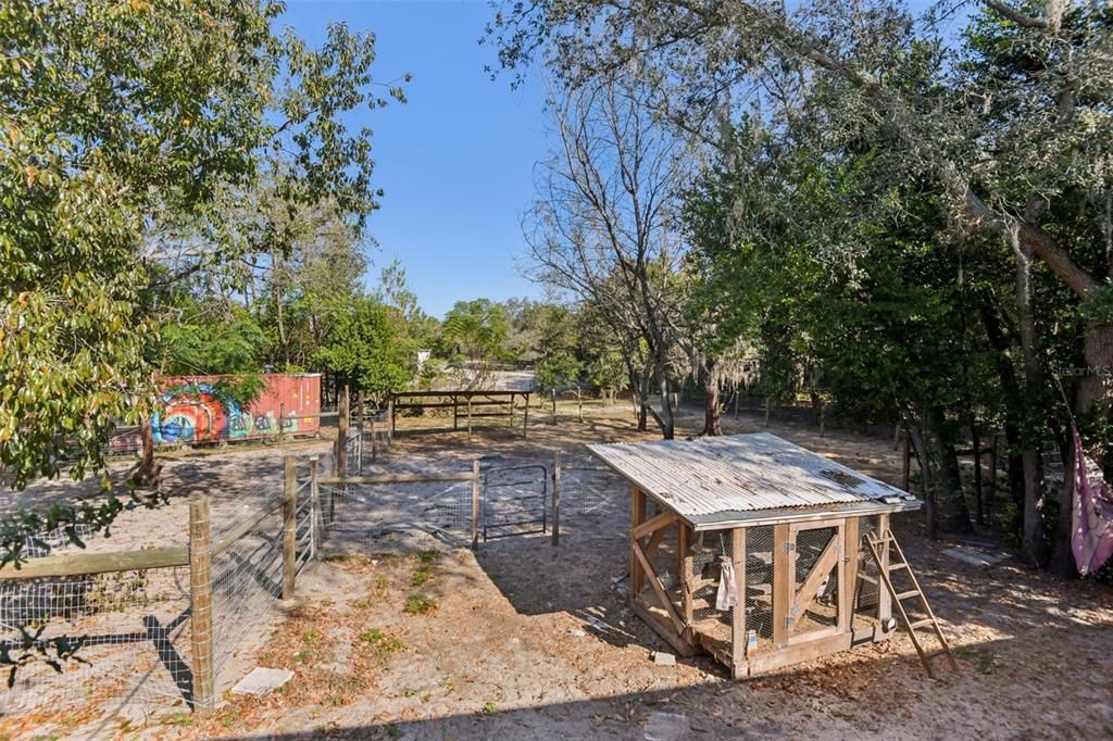 合同活跃: $299,000 (4 贝兹, 3 浴室, 2052 平方英尺)