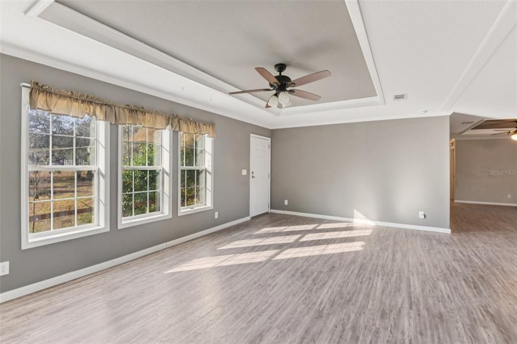 合同活跃: $299,000 (4 贝兹, 3 浴室, 2052 平方英尺)