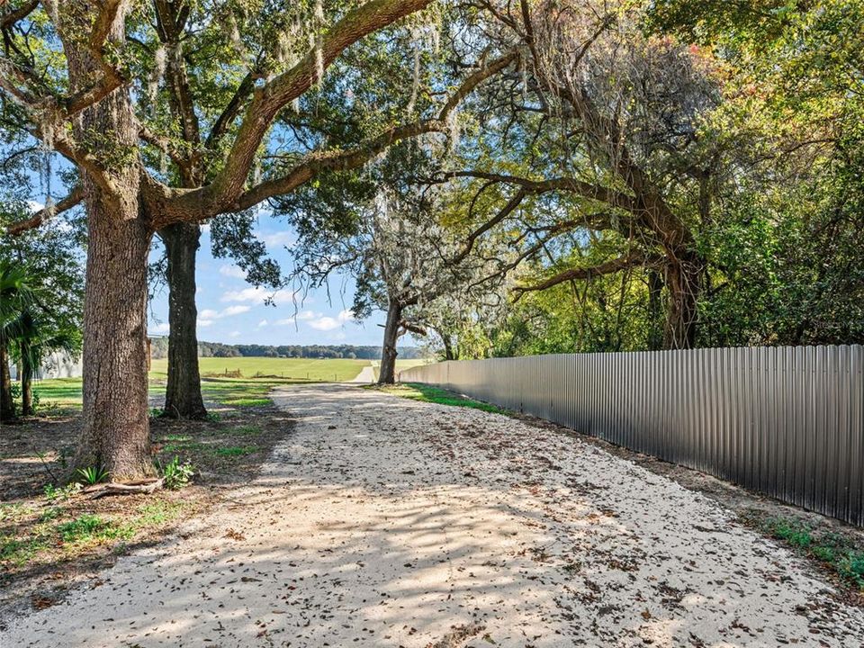 На продажу: $320,000 (10.15 acres)