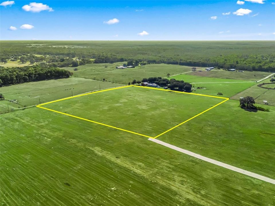 На продажу: $320,000 (10.15 acres)