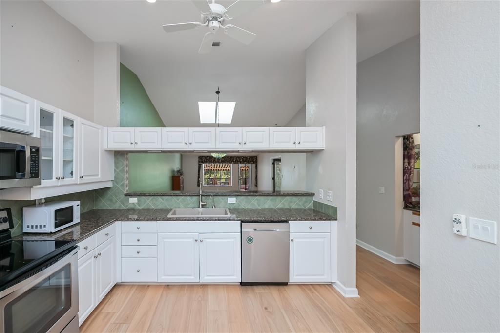 待售: $250,000 (3 贝兹, 2 浴室, 1786 平方英尺)