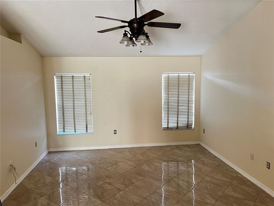 For Rent: $2,000 (4 beds, 2 baths, 1946 Square Feet)