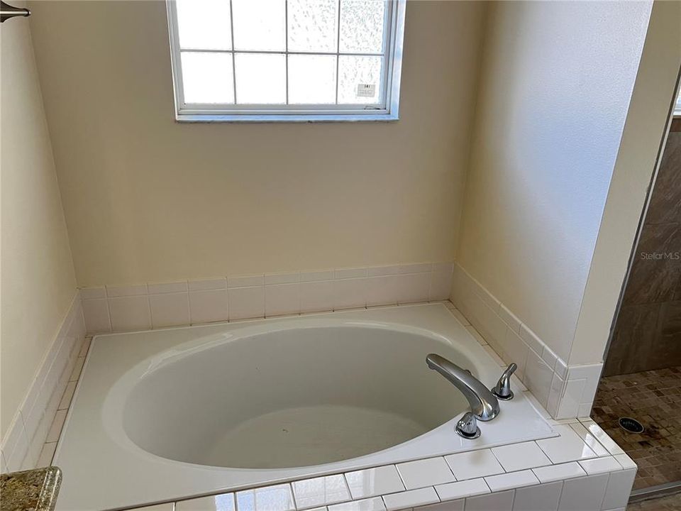 For Rent: $2,000 (4 beds, 2 baths, 1946 Square Feet)