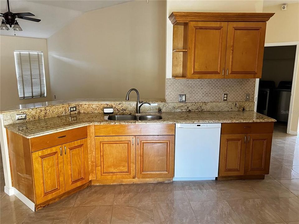 For Rent: $2,000 (4 beds, 2 baths, 1946 Square Feet)