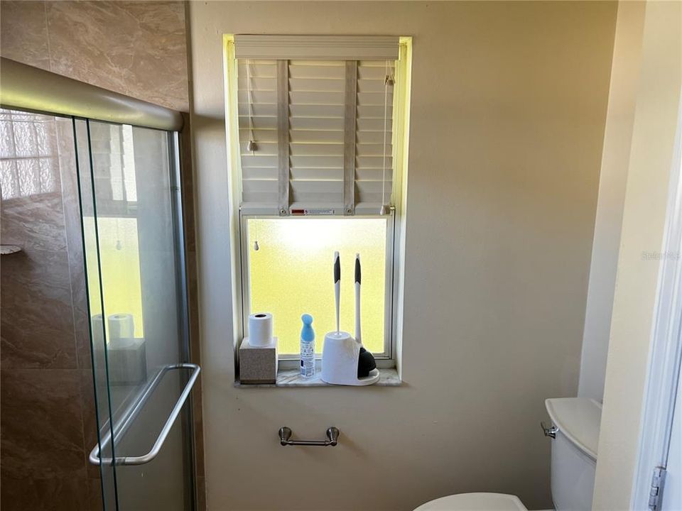 For Rent: $2,000 (4 beds, 2 baths, 1946 Square Feet)