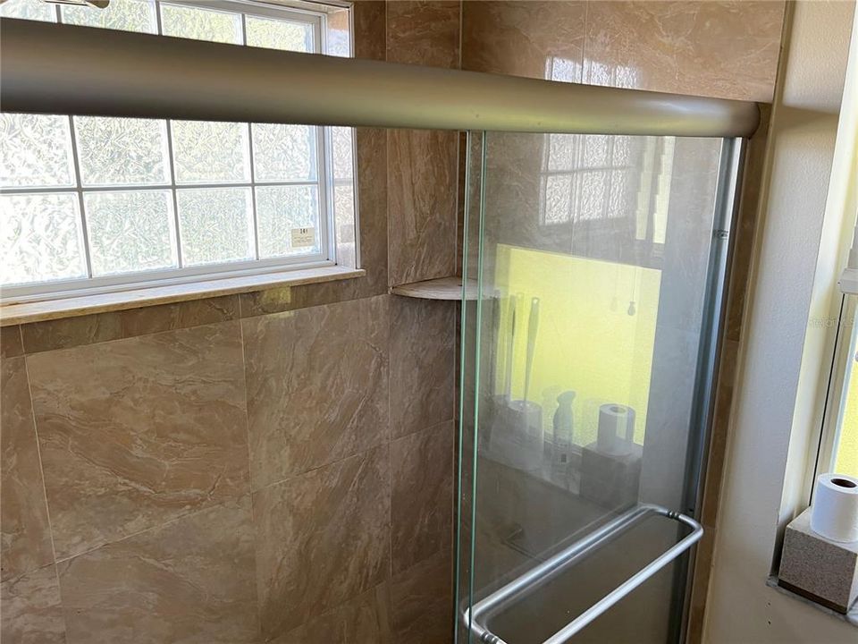 For Rent: $2,000 (4 beds, 2 baths, 1946 Square Feet)