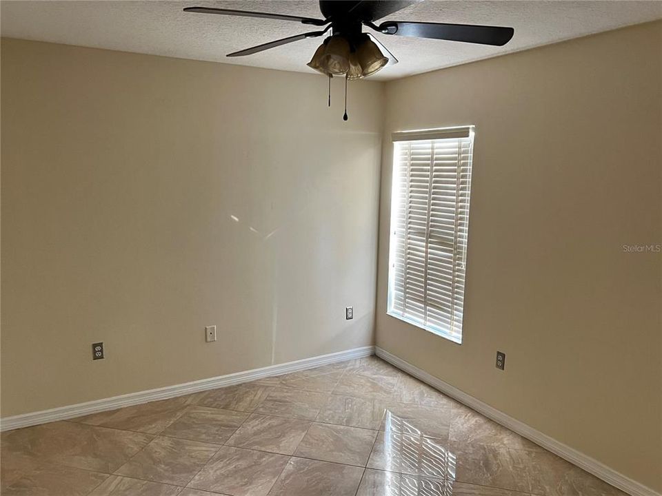 For Rent: $2,000 (4 beds, 2 baths, 1946 Square Feet)