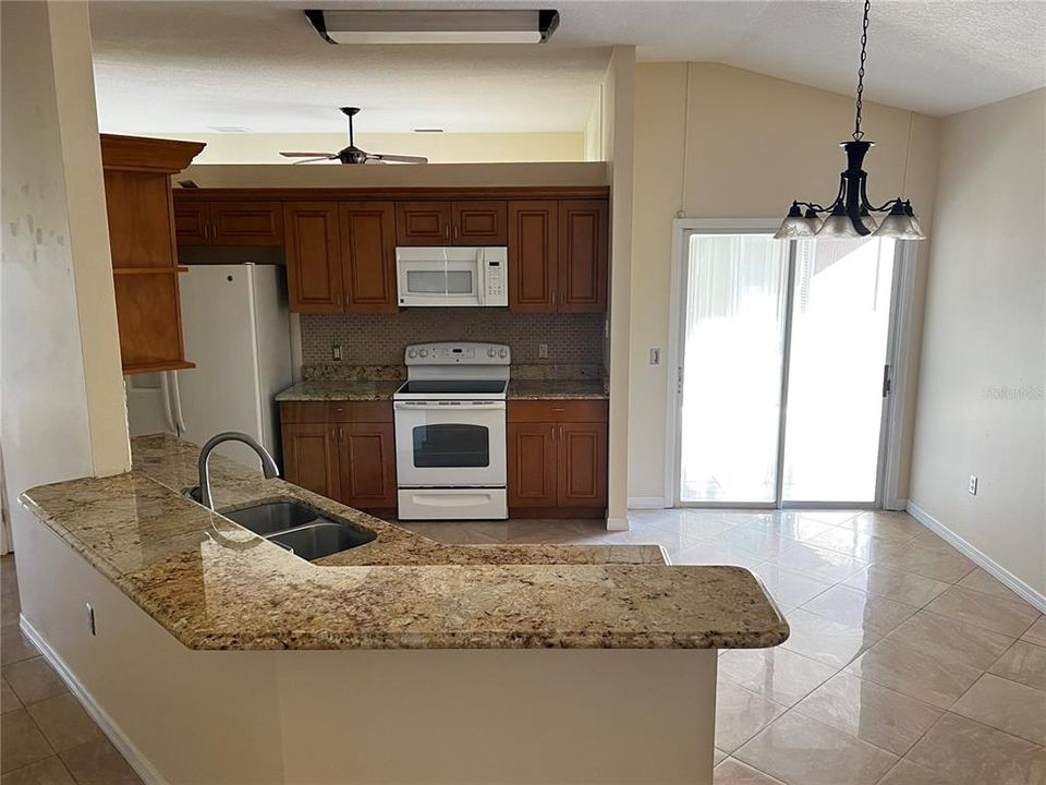 For Rent: $2,000 (4 beds, 2 baths, 1946 Square Feet)