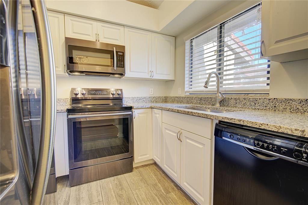 待售: $239,000 (2 贝兹, 2 浴室, 1002 平方英尺)