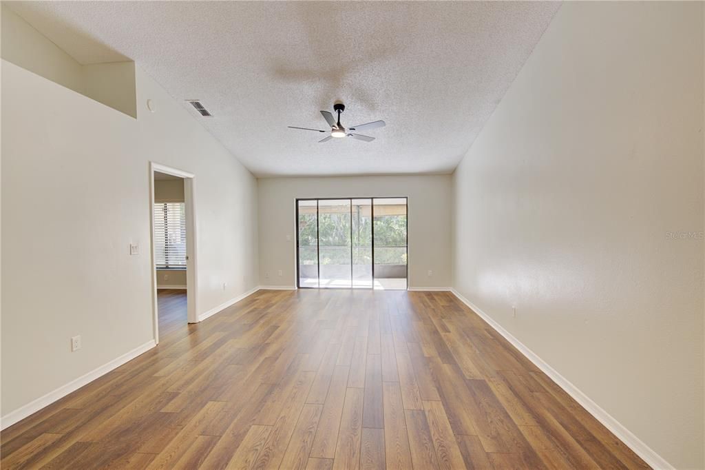 待售: $239,000 (2 贝兹, 2 浴室, 1002 平方英尺)