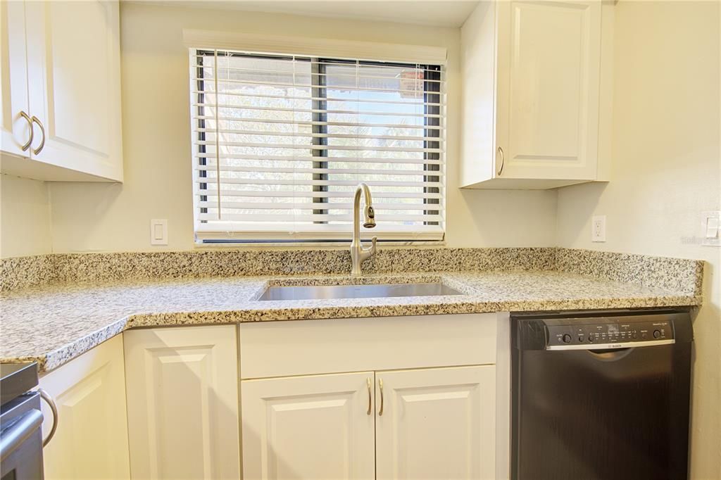 待售: $239,000 (2 贝兹, 2 浴室, 1002 平方英尺)