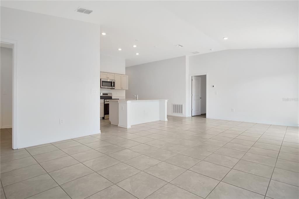 For Rent: $1,750 (3 beds, 2 baths, 1552 Square Feet)